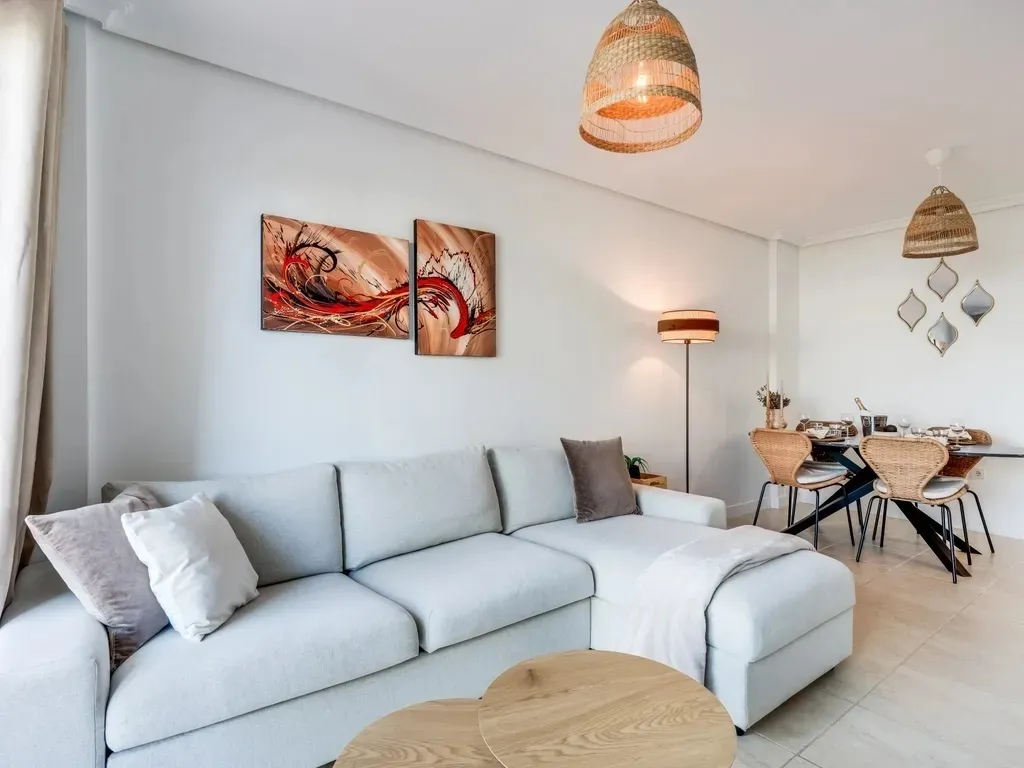 Elegante Apartamento de 2 Dormitorios con Vistas Parciales al Mar en Sunset Golf, Selwo – Estepona