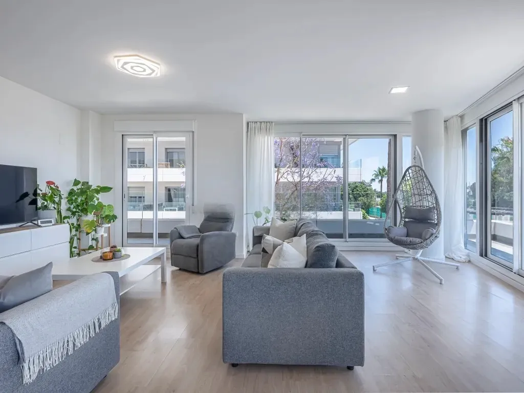 Amplio apartamento en La Campana, Nueva Andalucía con vistas al mar!
