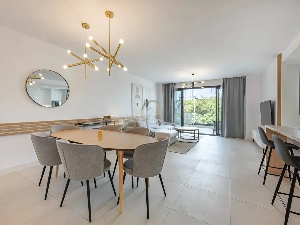 Apartamento moderno de 2 dormitorios en Las Mesas, Estepona