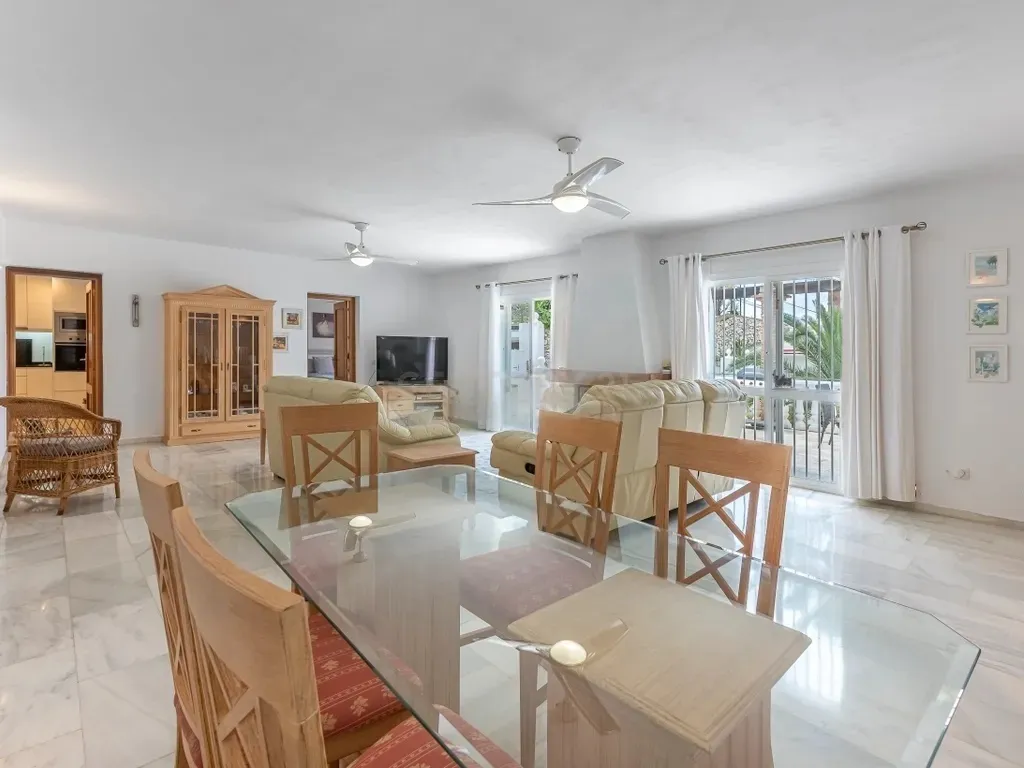 Encantadora Villa de 3 Dormitorios con Piscina en Amplia Parcela en El Rosario, Marbella – Gran Potencial de Reforma o Lista para Entrar