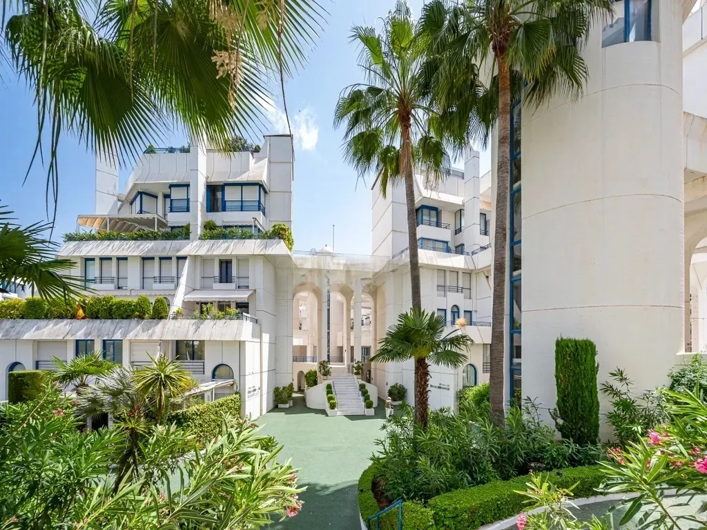 ✨ Exclusivo dúplex renovado con garaje y trastero en Marbella House, a pasos de la playa