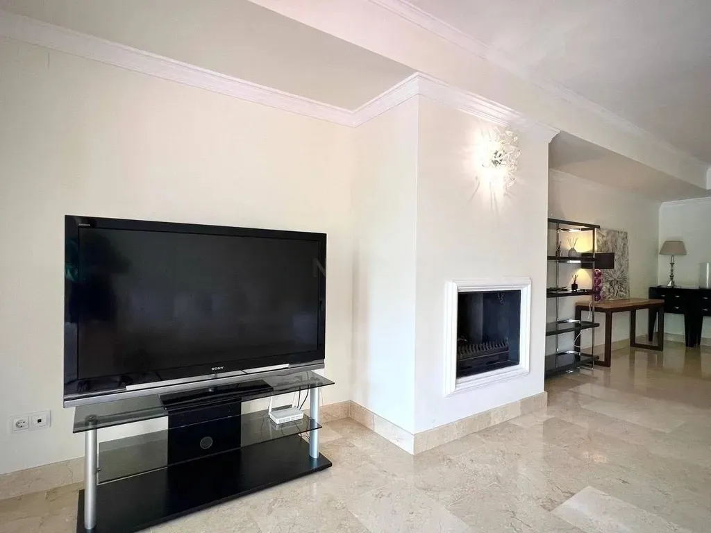 Amplio Apartamento con Jardín y Gran Terraza en la Prestigiosa Zona de Nagüeles, Marbella