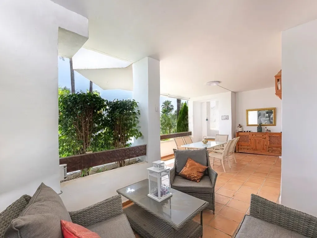 Encantador Apartamento en Planta Baja Elevada de 3 Dormitorios con Vistas al Mar y al Jardín – Nueva Andalucía