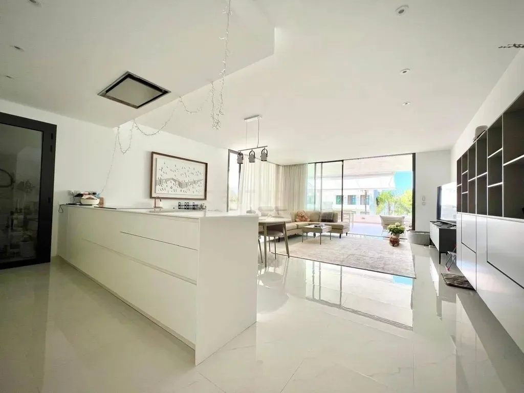 Moderno Apartamento en Estepona Este con Vistas a la Montaña