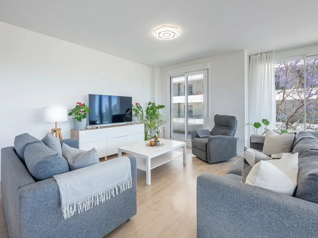Amplio apartamento en La Campana, Nueva Andalucía con vistas al mar!
