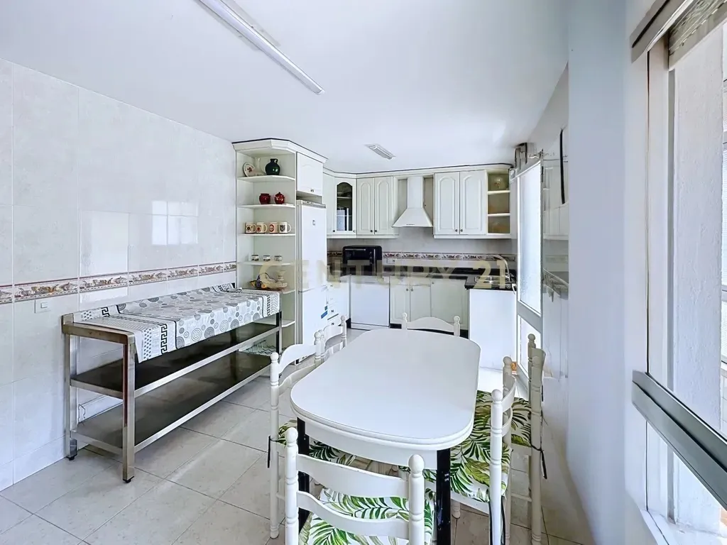 Spectacular 142 m2 3 Bedroom Apartment on Victoria Street