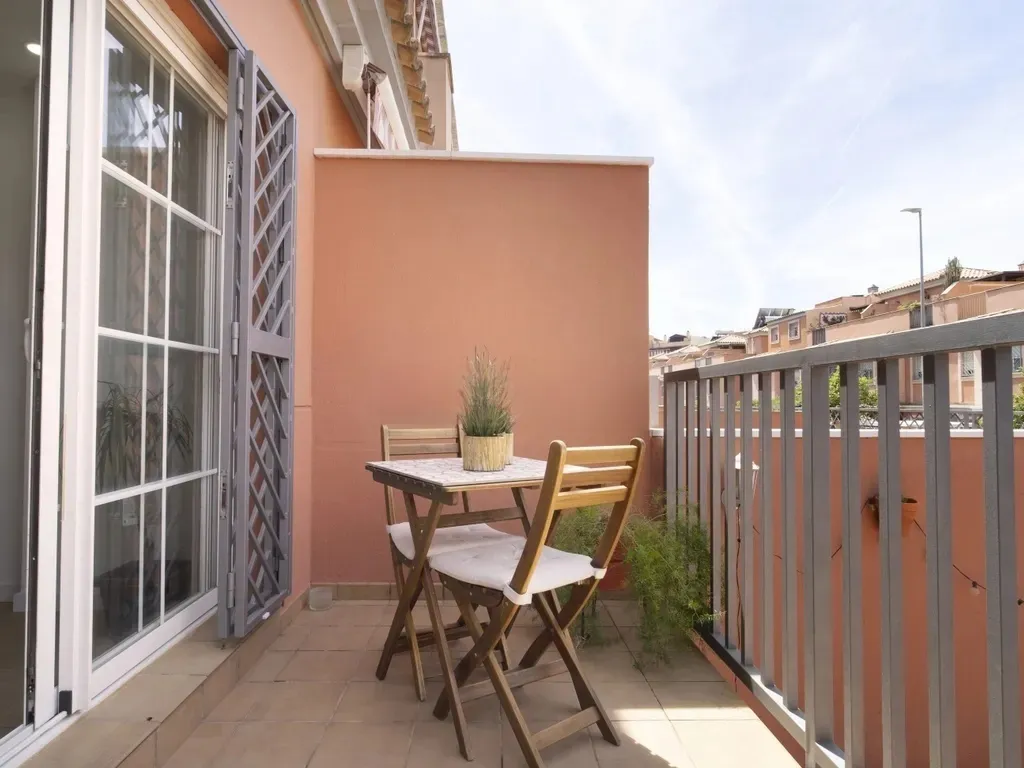 Casa Adosada en Málaga con Vistas a la Montaña ,Garage doble y Piscina para disfrutar en familia .