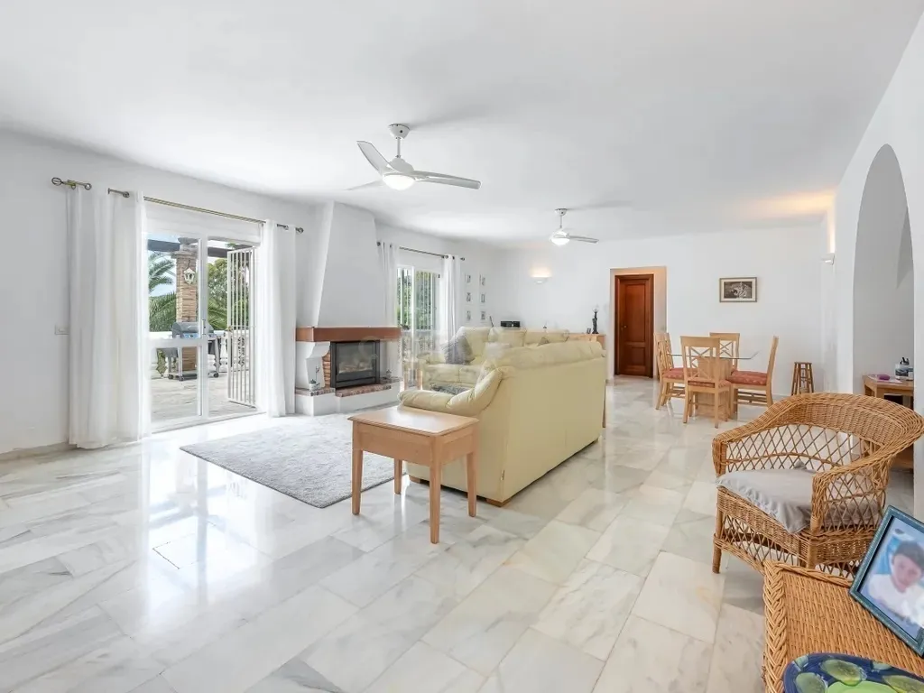 Encantadora Villa de 3 Dormitorios con Piscina en Amplia Parcela en El Rosario, Marbella – Gran Potencial de Reforma o Lista para Entrar