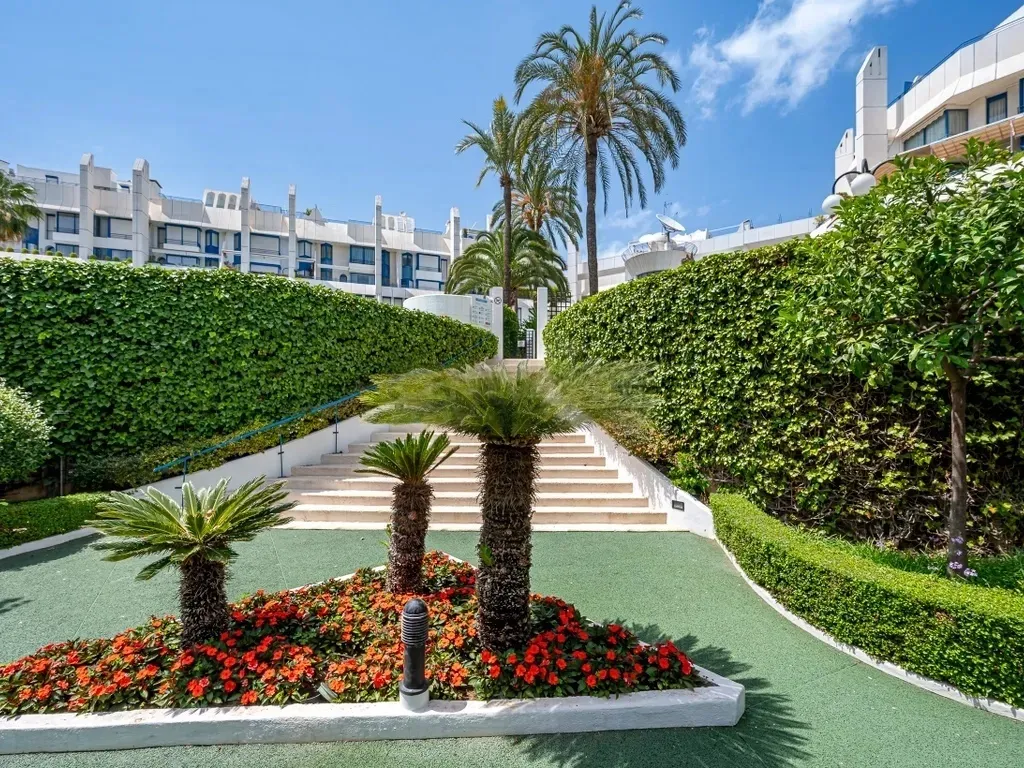 ✨ Exclusivo dúplex renovado con garaje y trastero en Marbella House, a pasos de la playa
