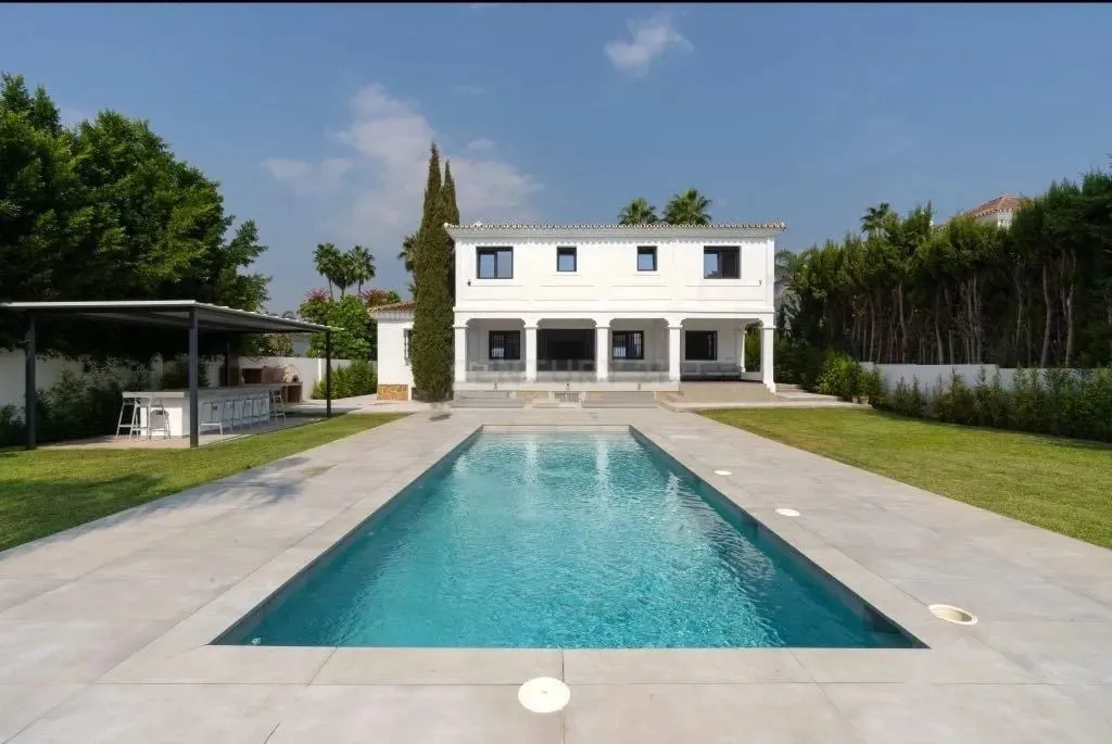 VILLA AMPLIA CON PRIVACIDAD EN NUEVA ANDALUCÍA