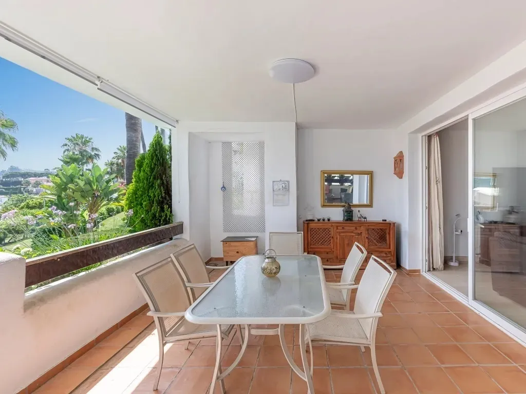 Encantador Apartamento en Planta Baja Elevada de 3 Dormitorios con Vistas al Mar y al Jardín – Nueva Andalucía