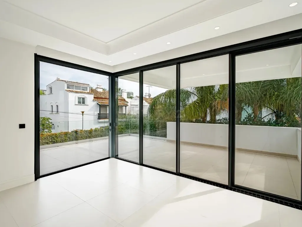 Moderna Villa a Estrenar en Venta en la Prestigiosa Milla de Oro de Marbella – A Solo 100 m de la Playa