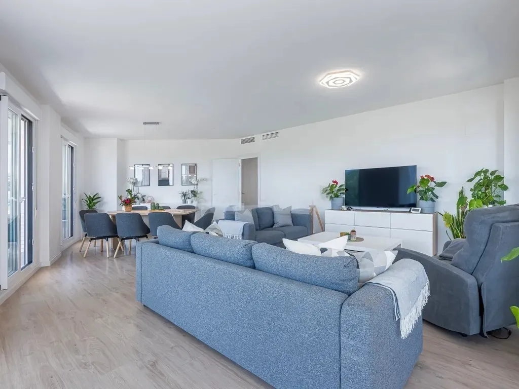 Amplio apartamento en La Campana, Nueva Andalucía con vistas al mar!