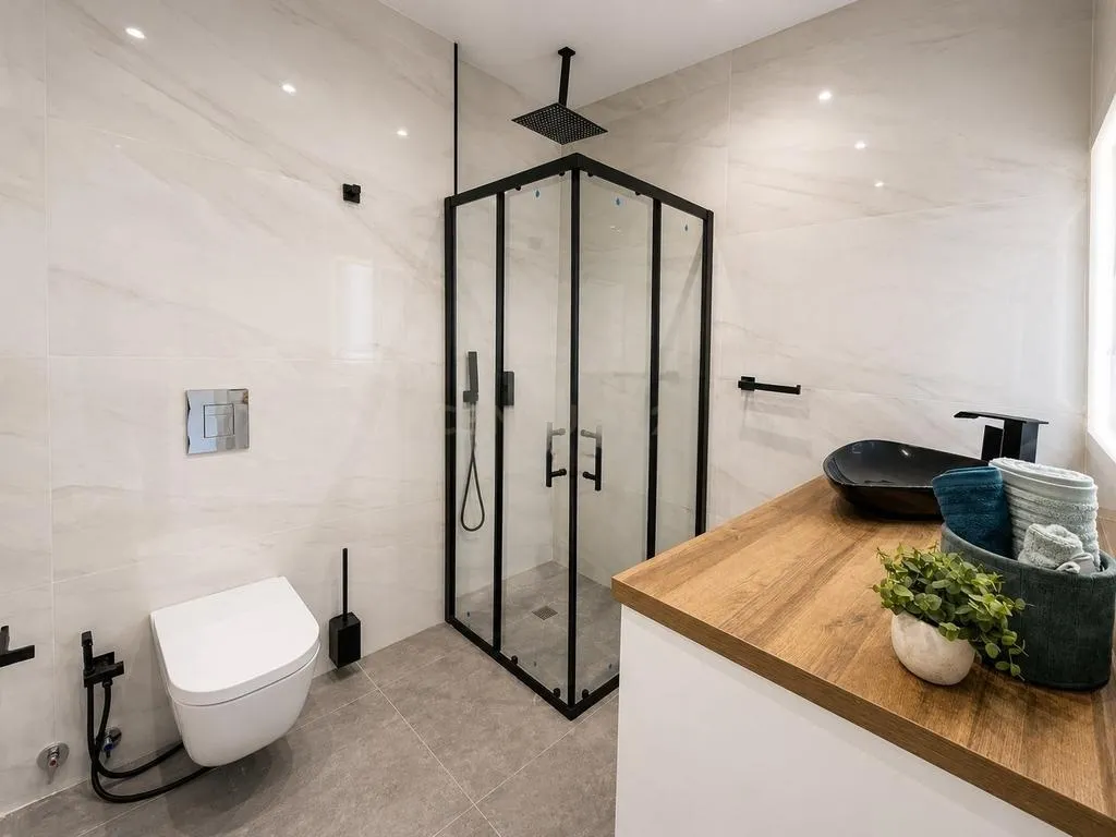Estudio en planta alta en Urb. Torres de Aloha, Nueva Andalucía