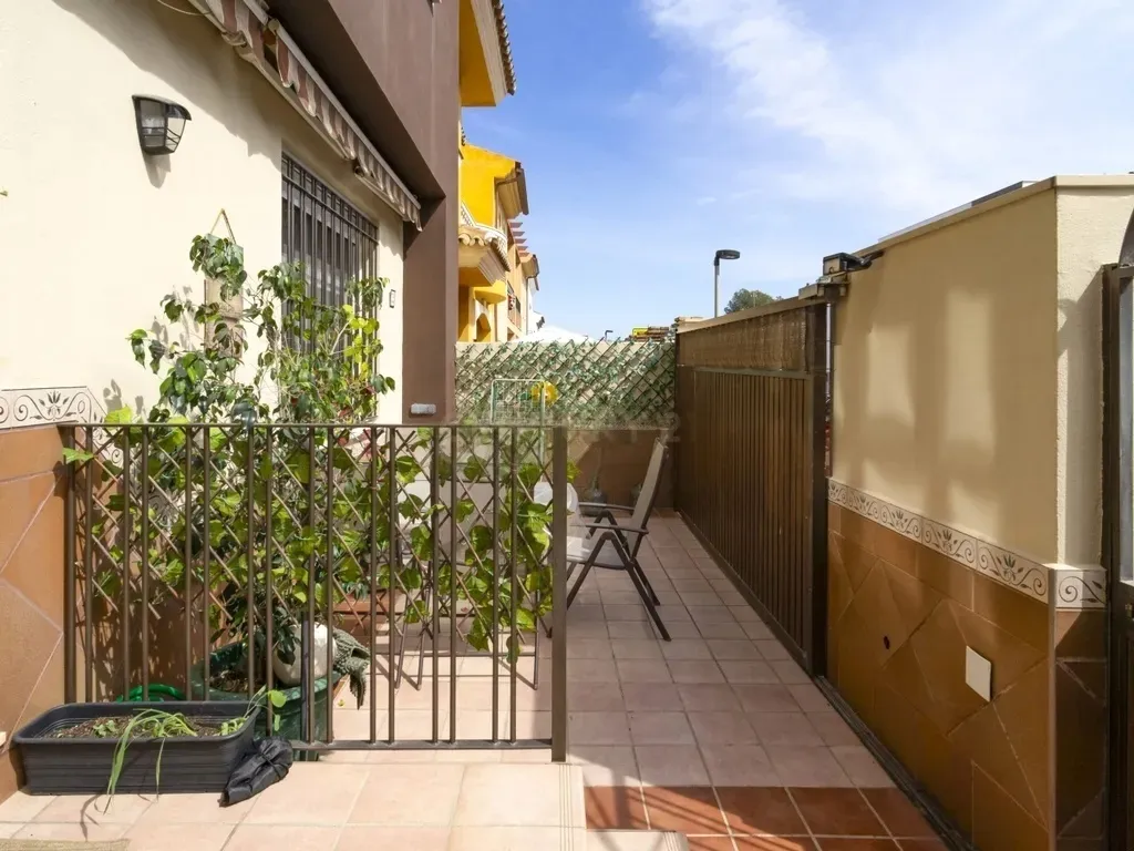Casa de 4 dormitorios con altillo de 56 m², terraza privada y excelente conexión en Campanillas