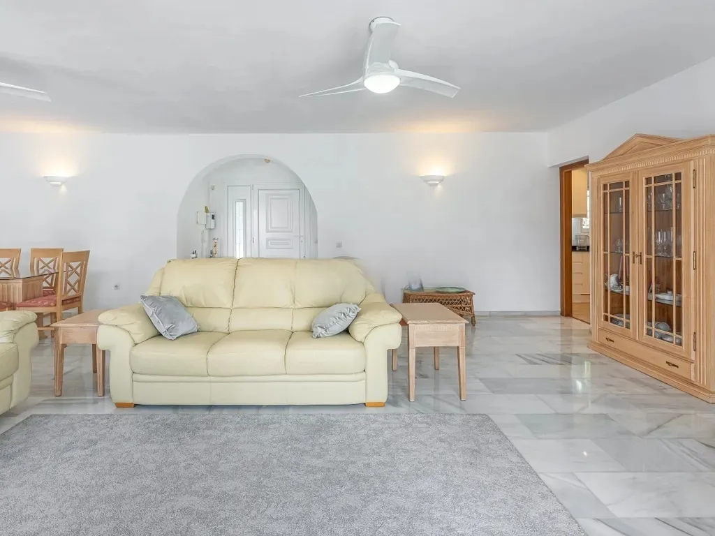 Encantadora Villa de 3 Dormitorios con Piscina en Amplia Parcela en El Rosario, Marbella – Gran Potencial de Reforma o Lista para Entrar
