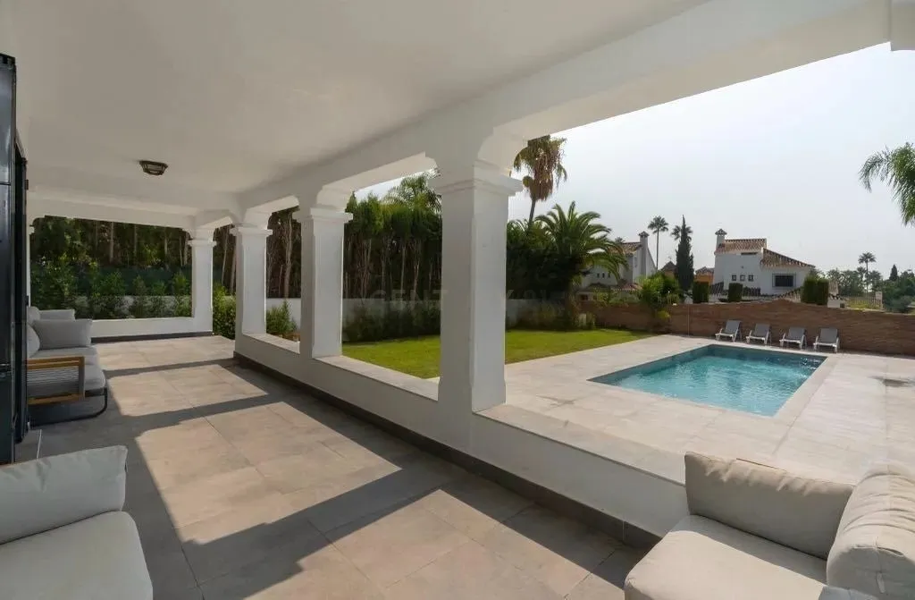 VILLA AMPLIA CON PRIVACIDAD EN NUEVA ANDALUCÍA