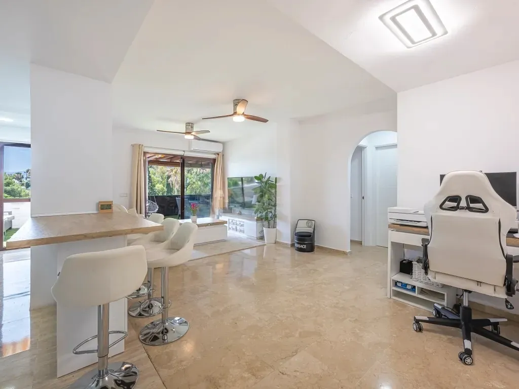 Apartamento en Venta en La Milla de Oro de Marbella!