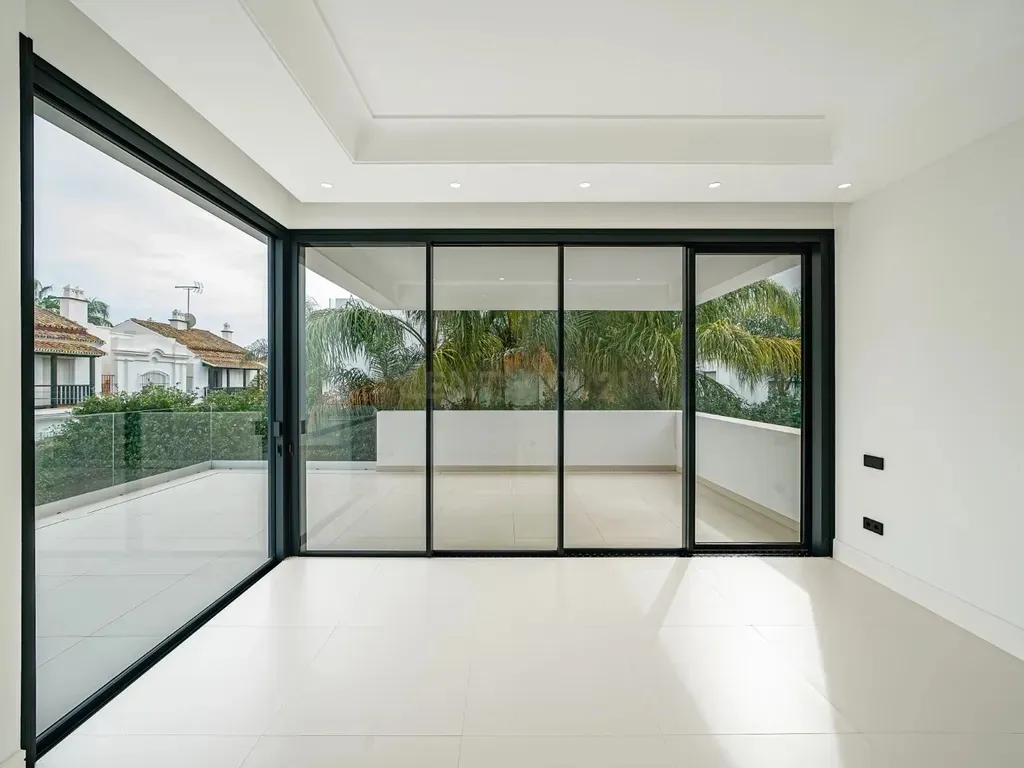 Moderna Villa a Estrenar en Venta en la Prestigiosa Milla de Oro de Marbella – A Solo 100 m de la Playa