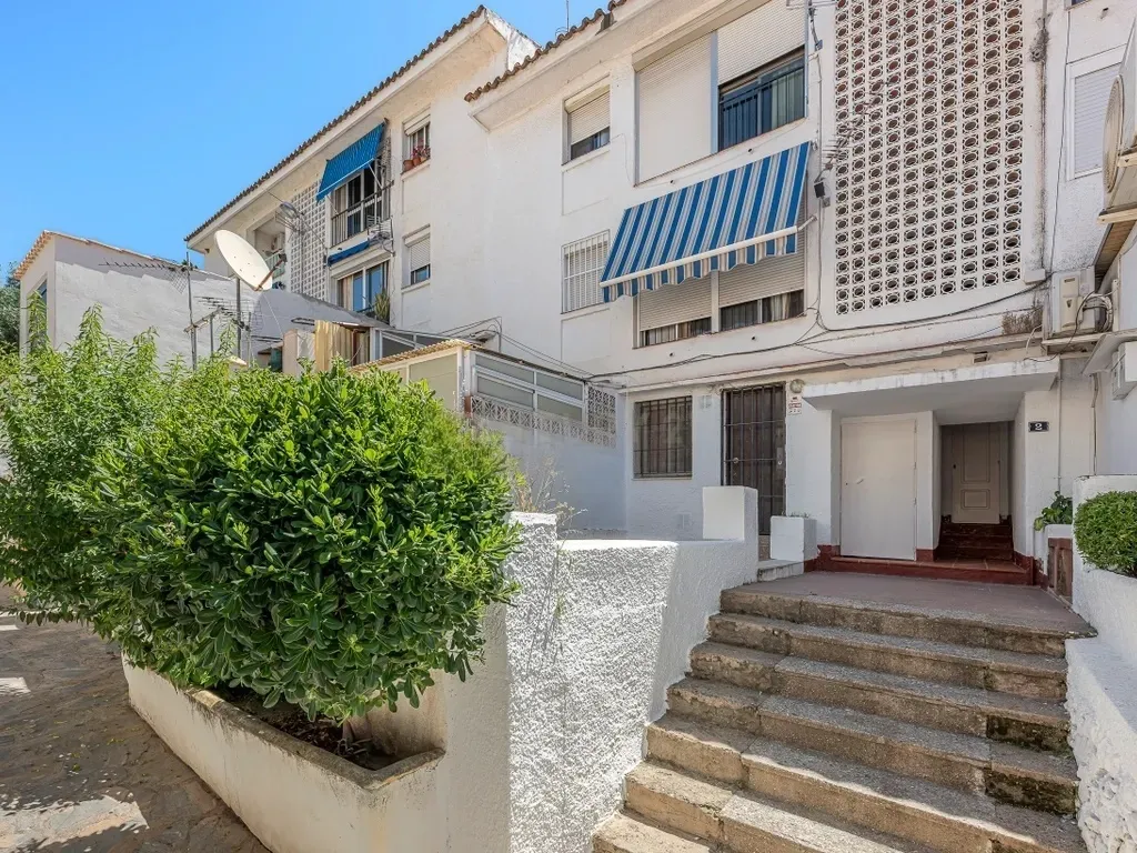 ¡Oportunidad única alquiler local comercial en La Campana, Nueva Andalucía!