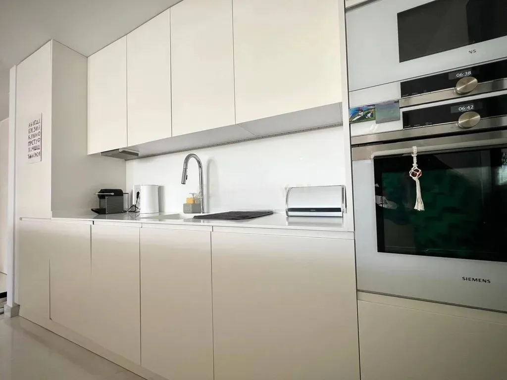 Moderno Apartamento en Estepona Este con Vistas a la Montaña