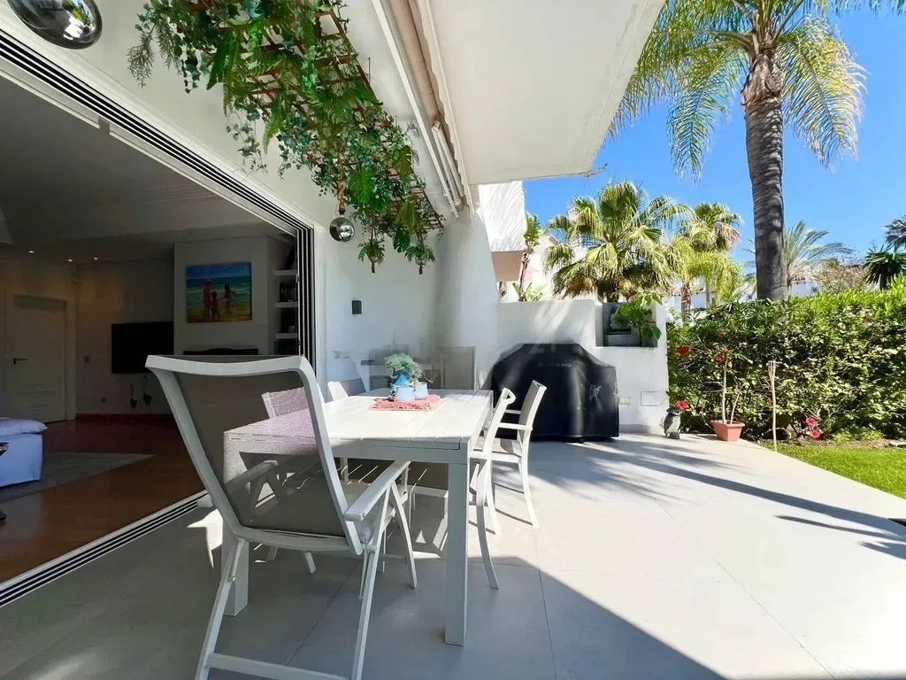 Adosado de 4 dormitorios en la prestigiosa urbanización Villas de Costalita en Estepona