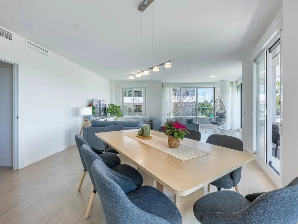 Amplio apartamento en La Campana, Nueva Andalucía con vistas al mar!