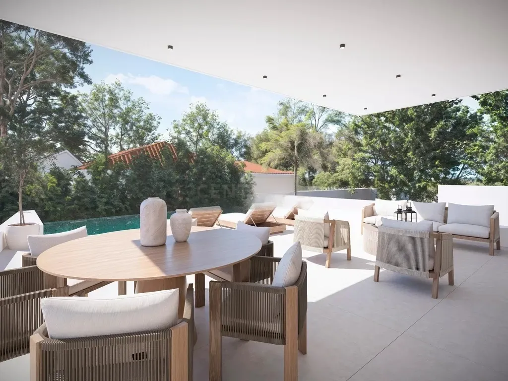 Villa de obra nueva a 400m de la playa en Marbella, personalizable en fase de construcción