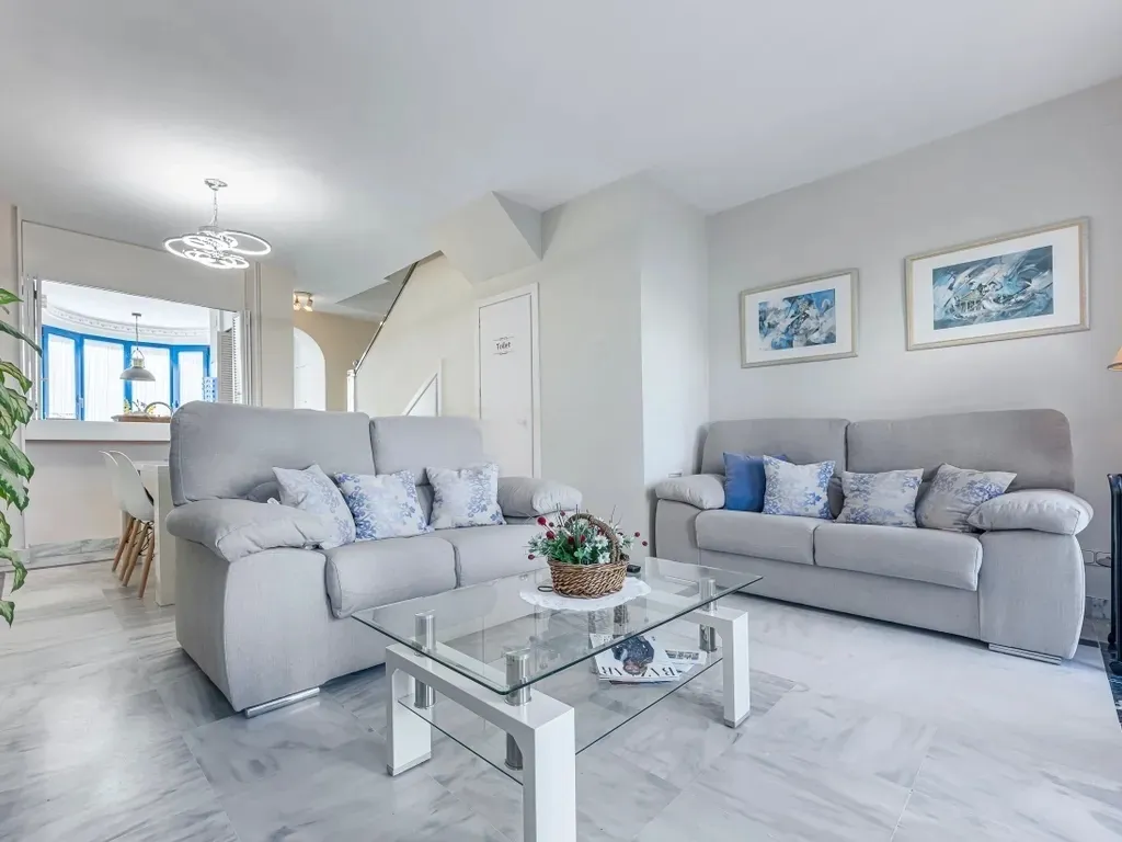 ✨ Exclusivo dúplex renovado con garaje y trastero en Marbella House, a pasos de la playa