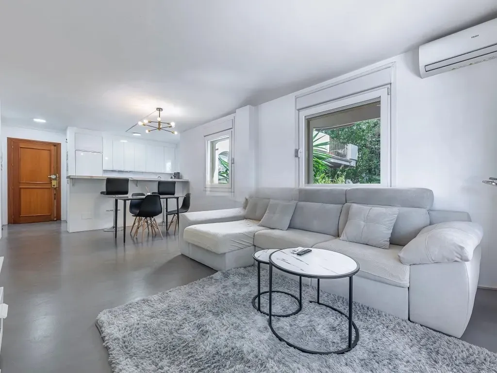 Elegante apartamento en Nueva Andalucía, Marbella, a solo 5 minutos a pie de Puerto Banús