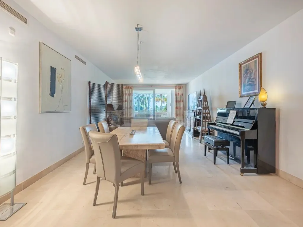 Encantador Apartamento en Planta Baja Elevada de 3 Dormitorios con Vistas al Mar y al Jardín – Nueva Andalucía