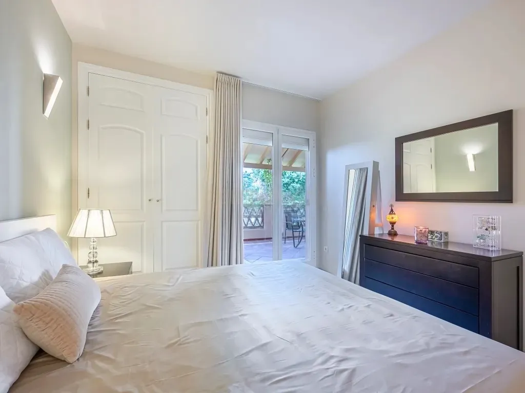 Apartamento con jardín de 2 dormitorios en alquiler en Santa María Village, Elviria