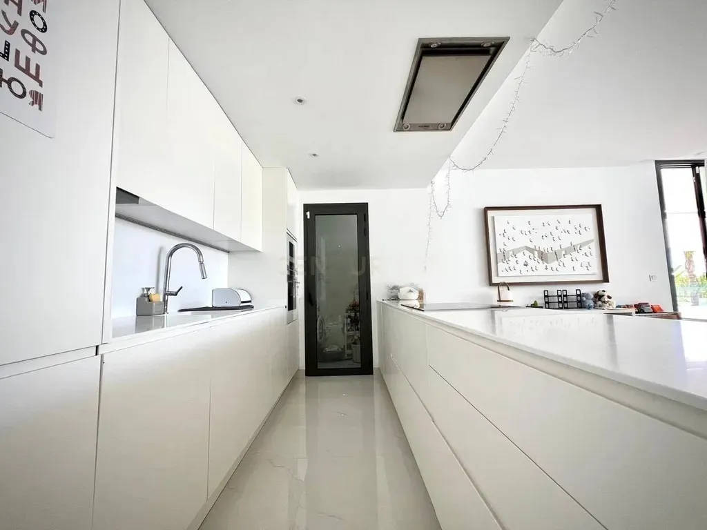 Moderno Apartamento en Estepona Este con Vistas a la Montaña