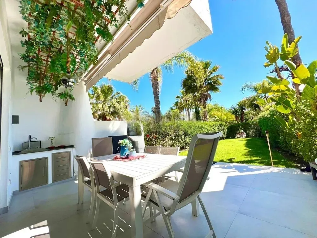 Adosado de 4 dormitorios en la prestigiosa urbanización Villas de Costalita en Estepona