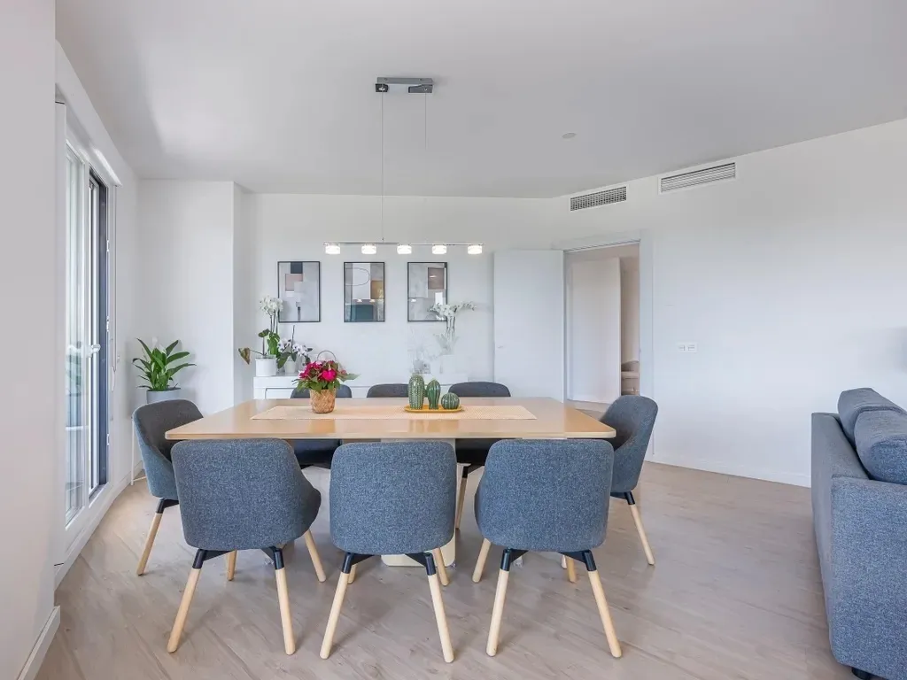 Amplio apartamento en La Campana, Nueva Andalucía con vistas al mar!