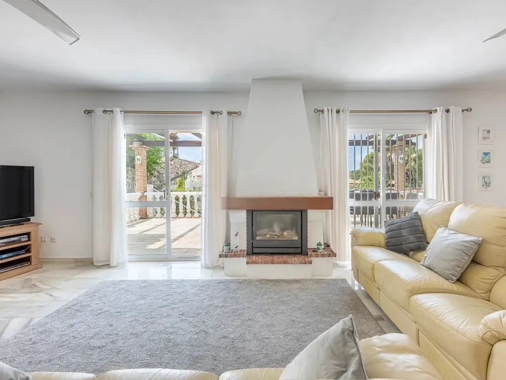 Encantadora Villa de 3 Dormitorios con Piscina en Amplia Parcela en El Rosario, Marbella – Gran Potencial de Reforma o Lista para Entrar