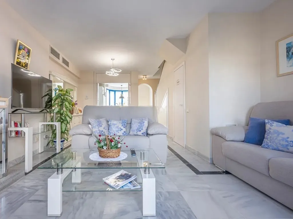 ✨ Exclusivo dúplex renovado con garaje y trastero en Marbella House, a pasos de la playa