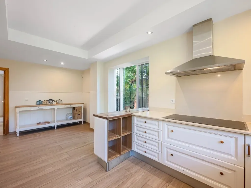 Villa en Guadalmina Alta: Su elegante oasis en Marbella