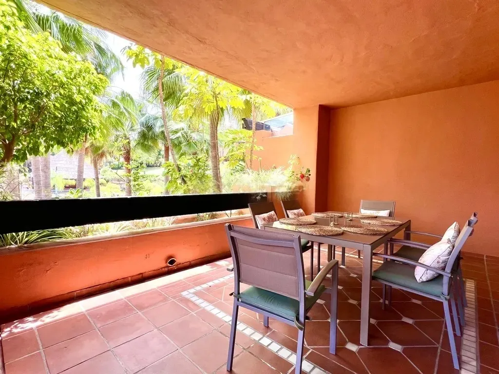 Apartamento Elegante en Alminar de Marbella, Nueva Andalucía
