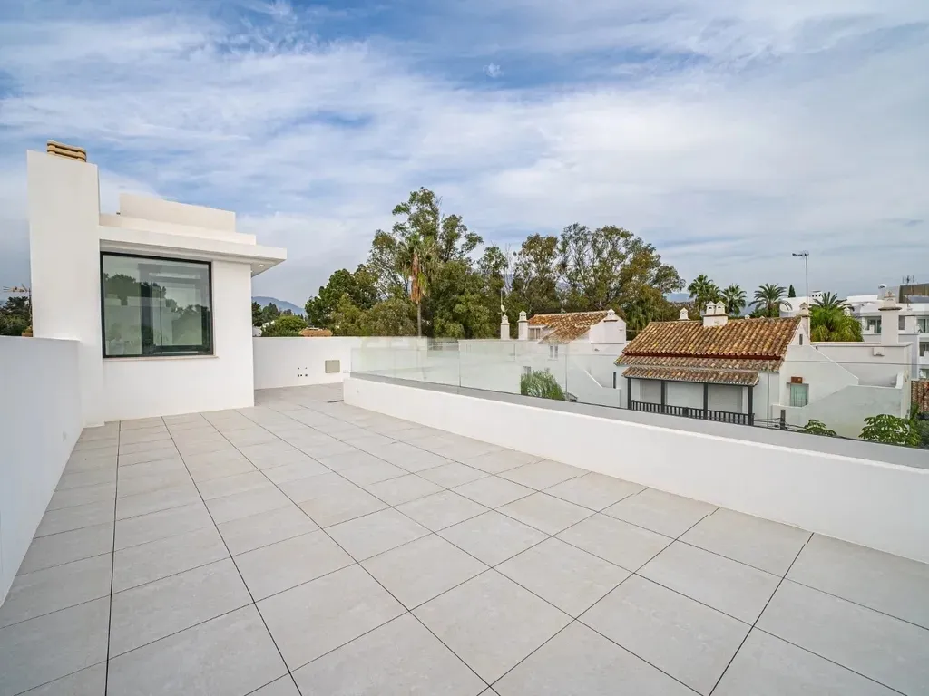 Moderna Villa a Estrenar en Venta en la Prestigiosa Milla de Oro de Marbella – A Solo 100 m de la Playa