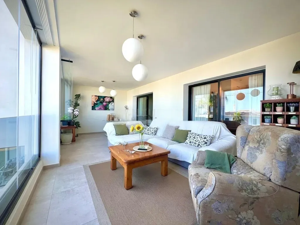 Una residencia excepcional de inspiración andaluza con vistas panorámicas al Mediterráneo