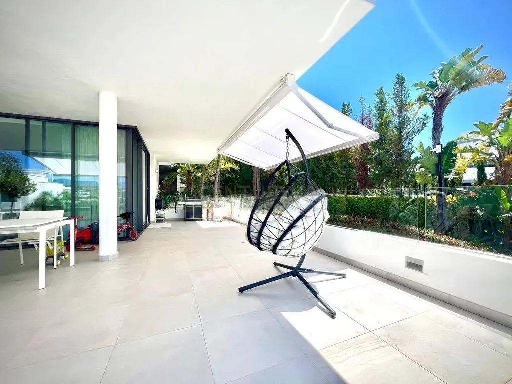 Moderno Apartamento en Estepona Este con Vistas a la Montaña