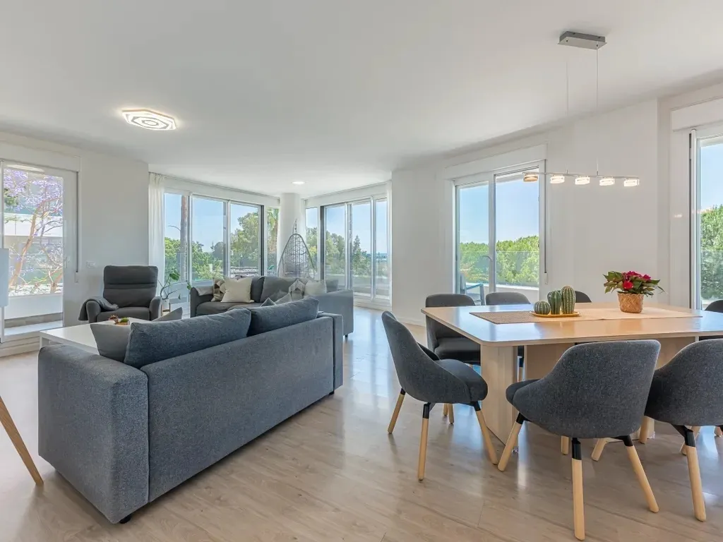 Amplio apartamento en La Campana, Nueva Andalucía con vistas al mar!