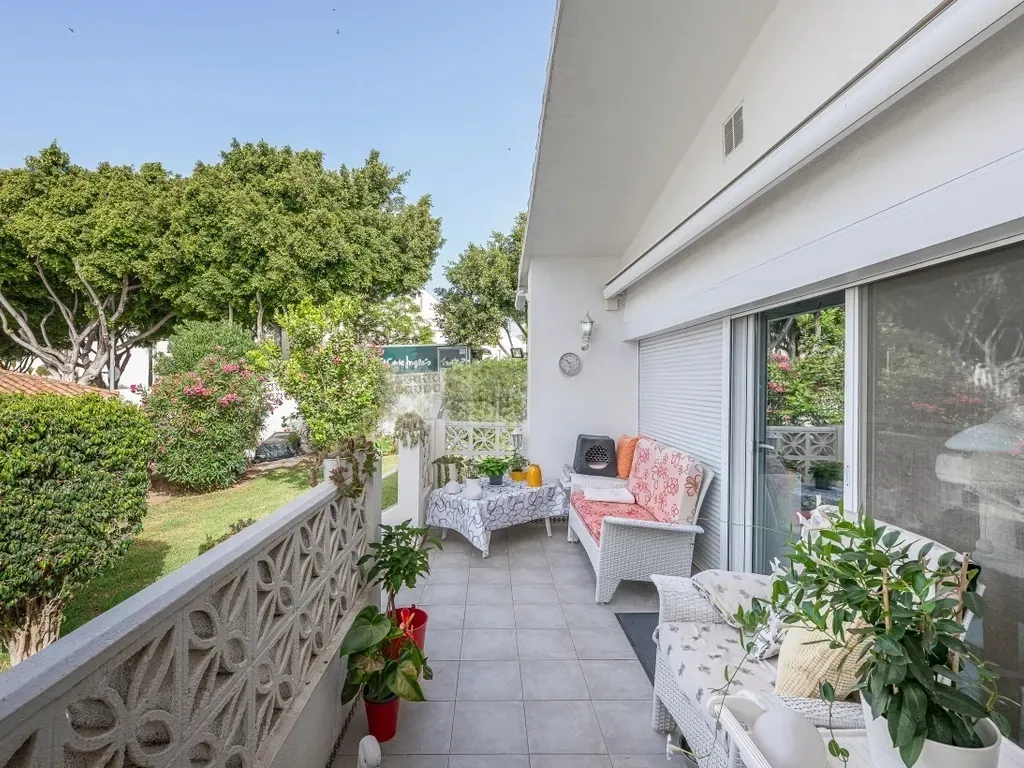 Oportunidad en Marbella: Nuda propiedad de casa con jardín a metros de la playa