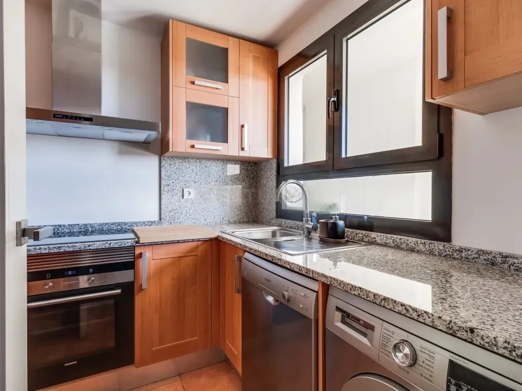 Elegante Apartamento de 2 Dormitorios con Vistas Parciales al Mar en Sunset Golf, Selwo – Estepona