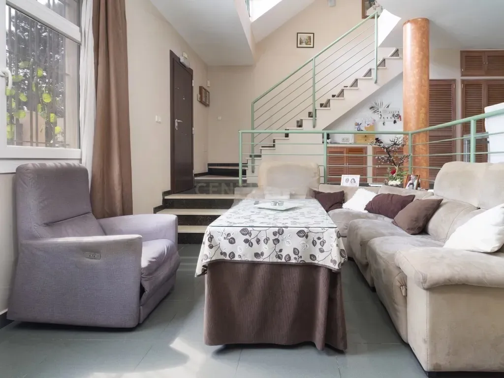Casa de 4 dormitorios con altillo de 56 m², terraza privada y excelente conexión en Campanillas