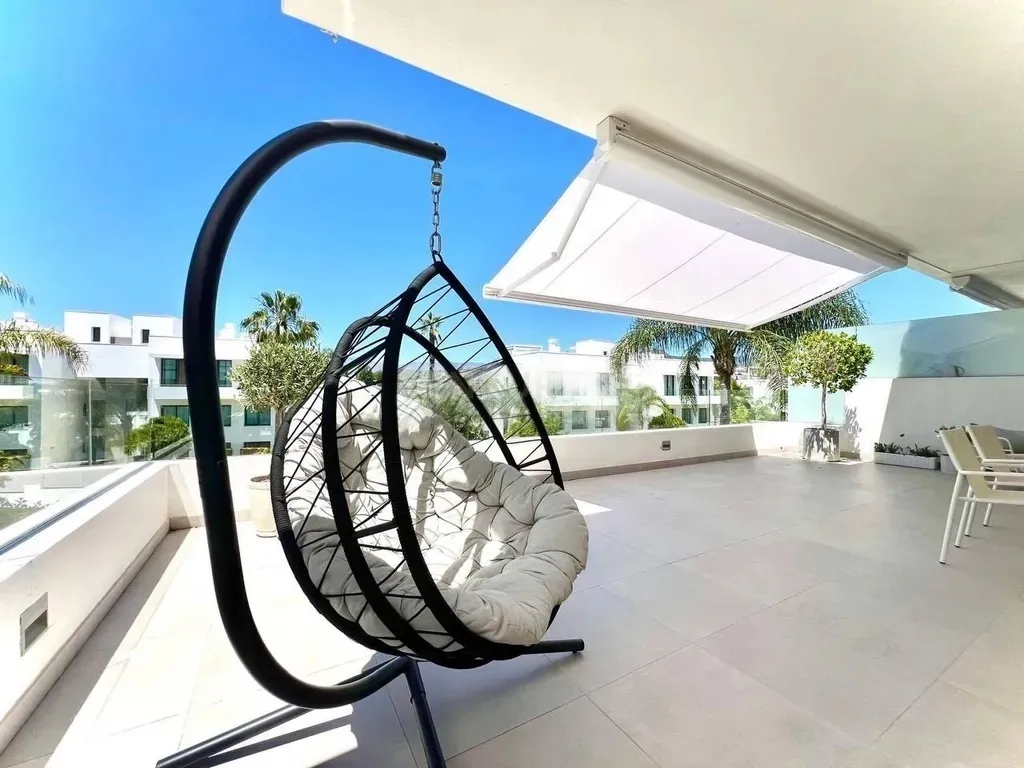 Moderno Apartamento en Estepona Este con Vistas a la Montaña