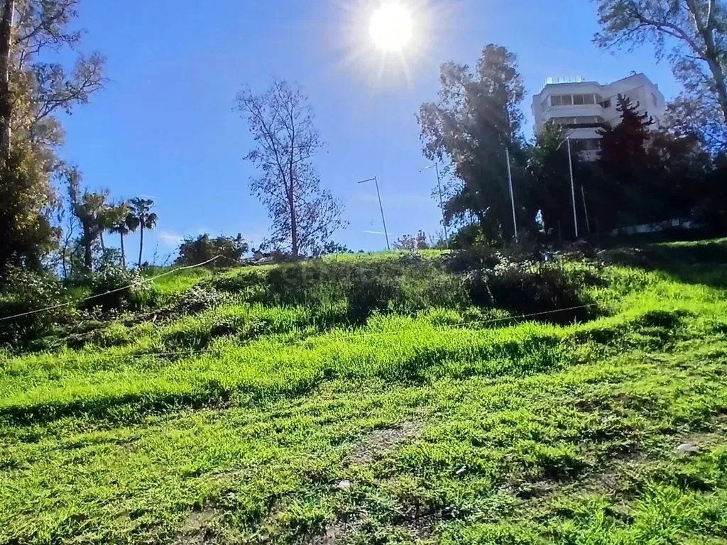 Parcela urbana de 1.050 m² en primera línea de golf y lago en Guadalmina – con planos y licencia para una villa de 575,95 m²