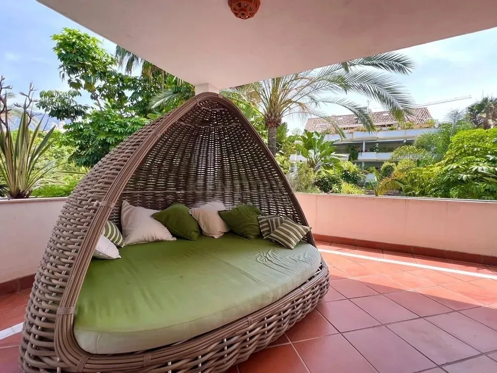 Amplio Apartamento con Jardín y Gran Terraza en la Prestigiosa Zona de Nagüeles, Marbella