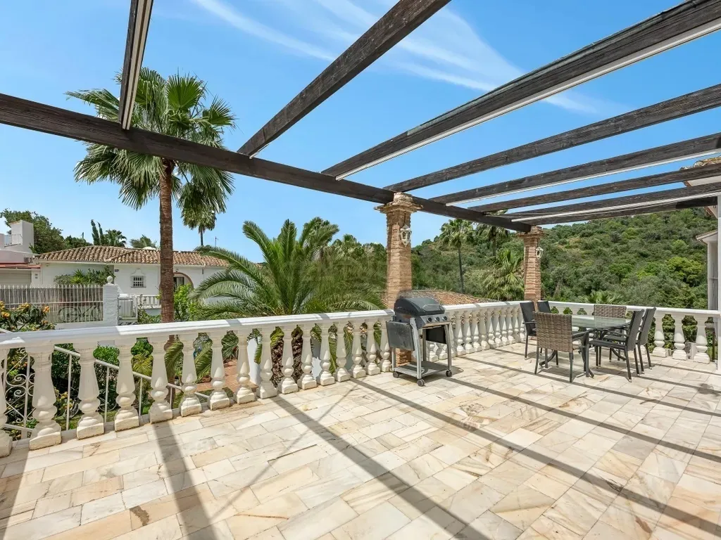 Encantadora Villa de 3 Dormitorios con Piscina en Amplia Parcela en El Rosario, Marbella – Gran Potencial de Reforma o Lista para Entrar